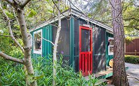 Hibiscus Coffee & Guesthouse